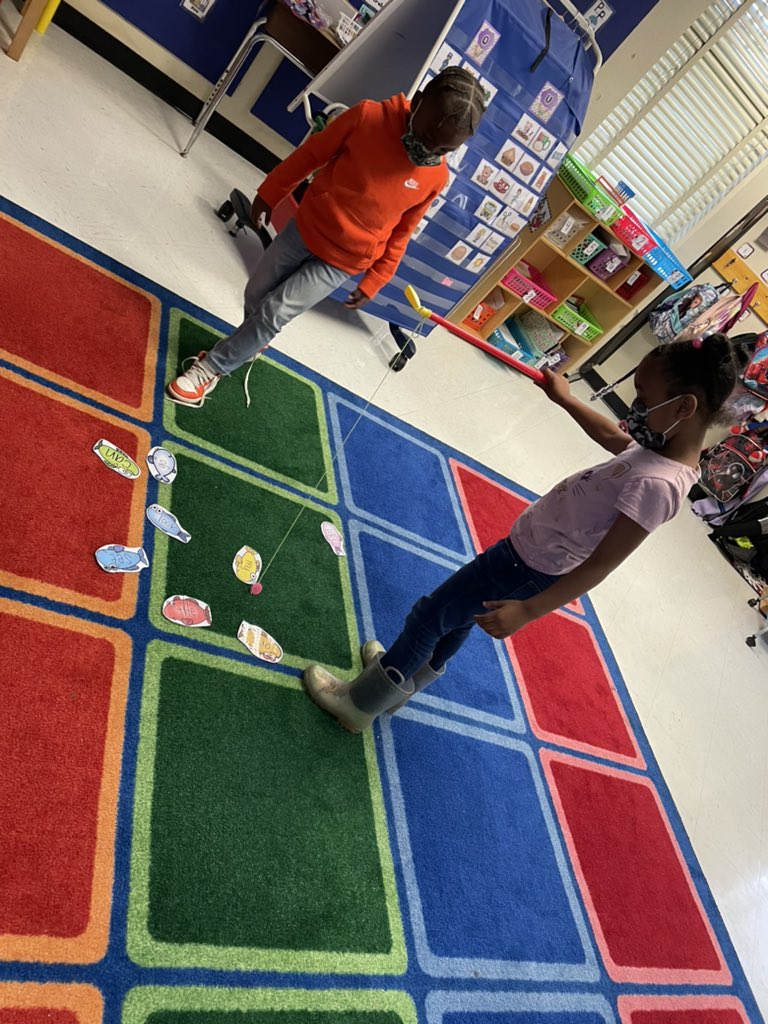 MsHicks13's tweet photo. We are fishing for sight words, butterfly catching sight words, and exercising while spelling sight words!! https://t.co/3Gq36gShVM