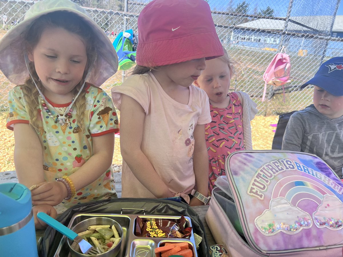 It was a beautiful day for a picnic here <a href="/Oldfield_Osprey/">Oldfield Elementary</a> #nspreprimary #sunshine #picnic @msbrenpp