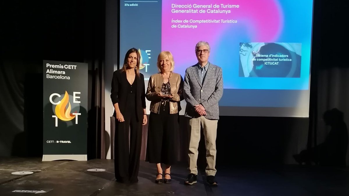 CETT_UB's tweet photo. ➡️ L'últim #PremisAlimara #ThroughResearch és per al projecte 'Índex de Comptetitivitat Turística de Catalunya', de @turismecat.
Lliura el premi Eugeni Osàcar (@barcelonamovie), del CETT-UB, i recull el premi Maria Mercè Escrichs, de @turismecat.
#WeAreCett https://t.co/Q5TkNkpYsE