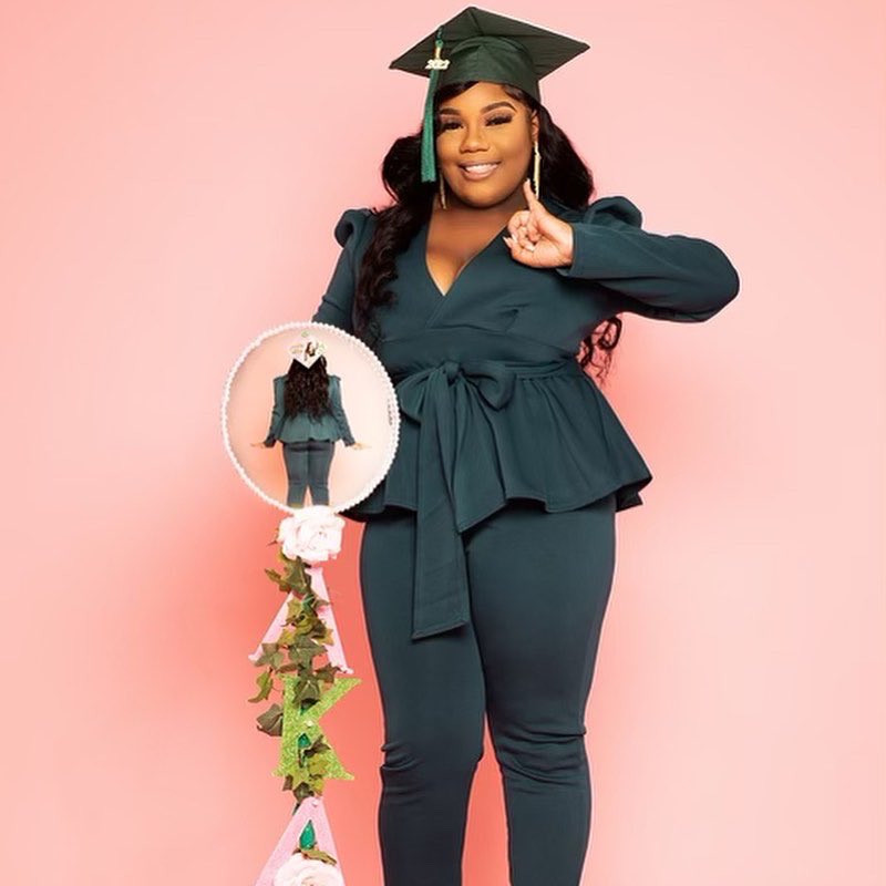 pretty_carefree's tweet photo. From Losing my grandpa my first day of undergrad to my dad 6 month later to my mom in January was so much on me but I continue to push because of them. Thank you Grambling for molding me as the queen I am today 👩🏽‍🎓❤️🥳 #itsmyturnow https://t.co/bLWK0ZIAj4