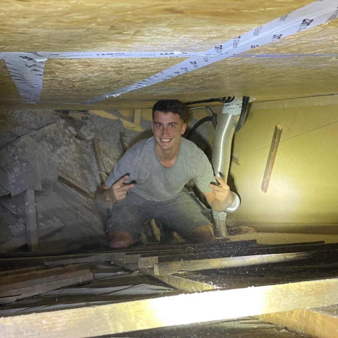 Michael52037051's tweet photo. Für Euch kriechen wir bis in die letzte Ecke 😆
Manchmal geht es verdammt eng her!

#arbeitmachtspaß #Holzbau #Füreuch #Einsatz #fürnichtszuschade #Elektrotechnik https://t.co/A81ThYQhvT