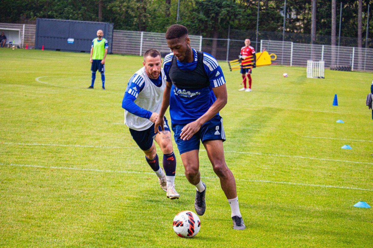 FCVB_officiel's tweet photo. 𝐓𝐫𝐚𝐯𝐚𝐢𝐥 - 𝐑𝐢𝐠𝐮𝐞𝐮𝐫 - 𝐈𝐧𝐭𝐞𝐧𝐬𝐢𝐭𝐞́ 🛠
 
Nos tigres caladois ont terminé leur préparation cette après-midi et sont désormais prêts et déterminés pour la rencontre de demain soir 👊🏼

Rendez-vous demain à 20h45 ! ⏳

#TeamFCVB #NationalFFF https://t.co/7v4fqF3f7j