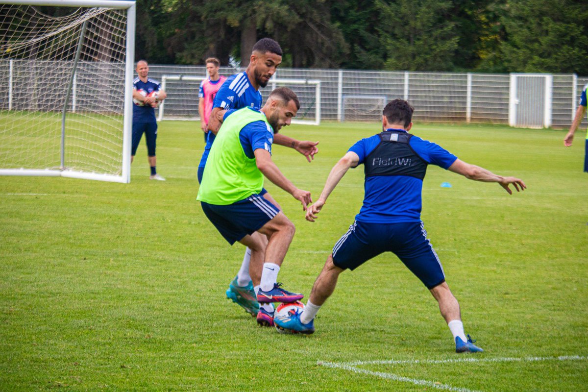 FCVB_officiel's tweet photo. 𝐓𝐫𝐚𝐯𝐚𝐢𝐥 - 𝐑𝐢𝐠𝐮𝐞𝐮𝐫 - 𝐈𝐧𝐭𝐞𝐧𝐬𝐢𝐭𝐞́ 🛠
 
Nos tigres caladois ont terminé leur préparation cette après-midi et sont désormais prêts et déterminés pour la rencontre de demain soir 👊🏼

Rendez-vous demain à 20h45 ! ⏳

#TeamFCVB #NationalFFF https://t.co/7v4fqF3f7j