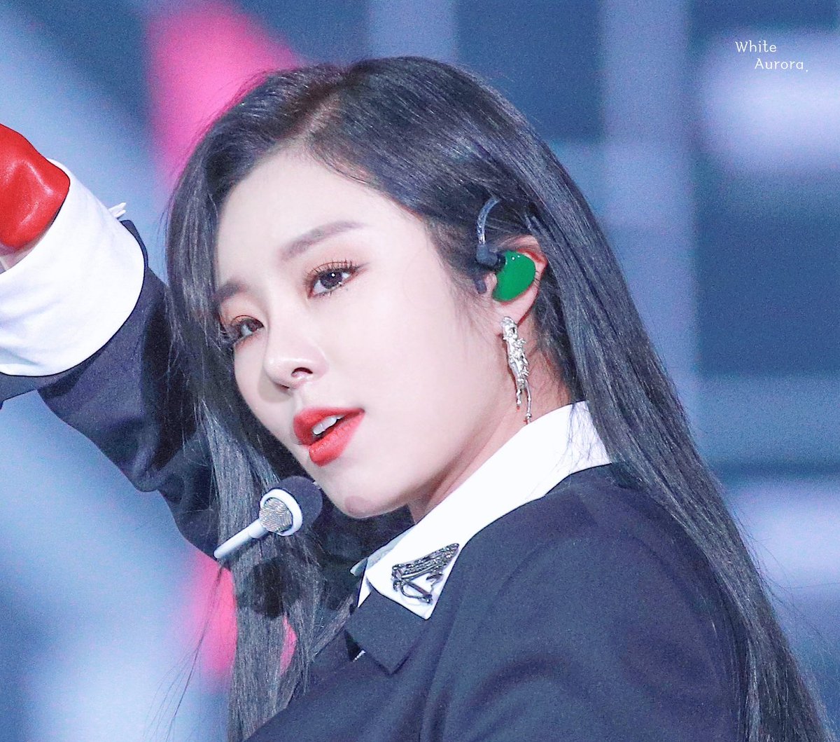 🎶 Thread of Wheein's custom IEM (in-ear monitor) collection up to
