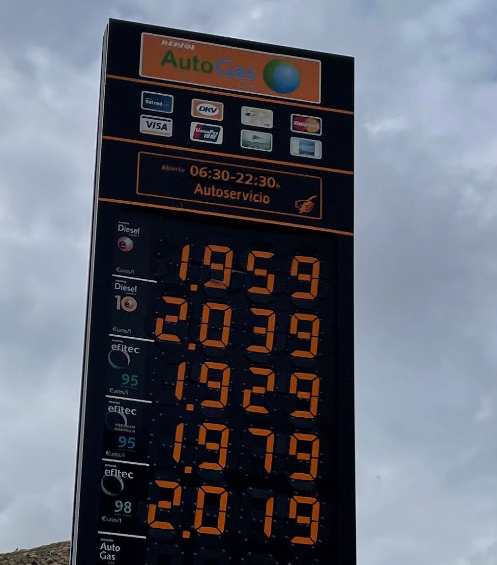 Ya nadie habla del precio desorbitado del diésel y la gasolina.

El Gobierno ha comprado el silencio de los medios con 20 asquerosos y míseros céntimos.

¡Hay que echarlos!