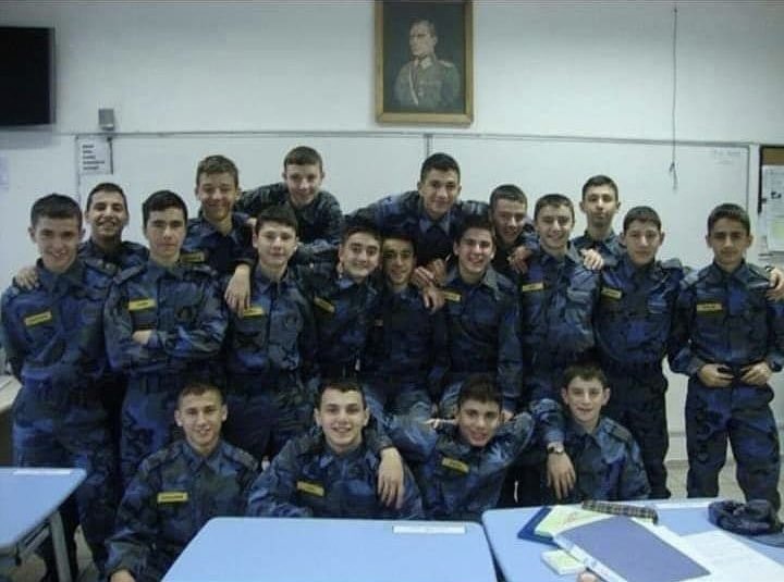 18 yaşından küçük Askeri Öğrencileri tutuklamak için yaşlarının dolmasını bekleyen pek adaletli(!) bir yargı sistemimiz var. 
Merak ediyoruz sayın yargıçlar, bu zalimlikleriniz karşılığında kazandıklarınız yarınlarınızı kurtarabilecek mi?
#ÖğrencineSahipÇık