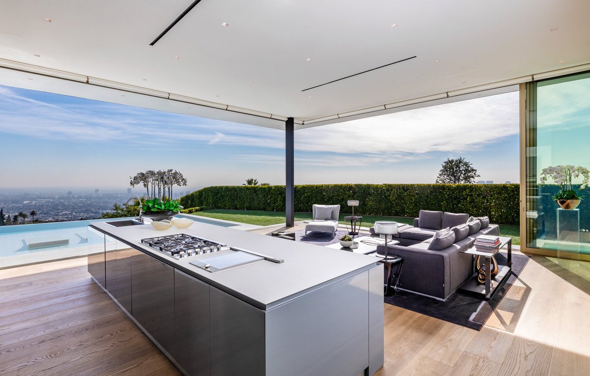 JGeigerShading's tweet image. Planning a build with floor-to-ceiling doors? No casing, no trim, no problem. Our shading systems can be mounted to your ceiling without visible wires or screws. No fascia or pocket required. #architecture #interiordesign #avtweeps