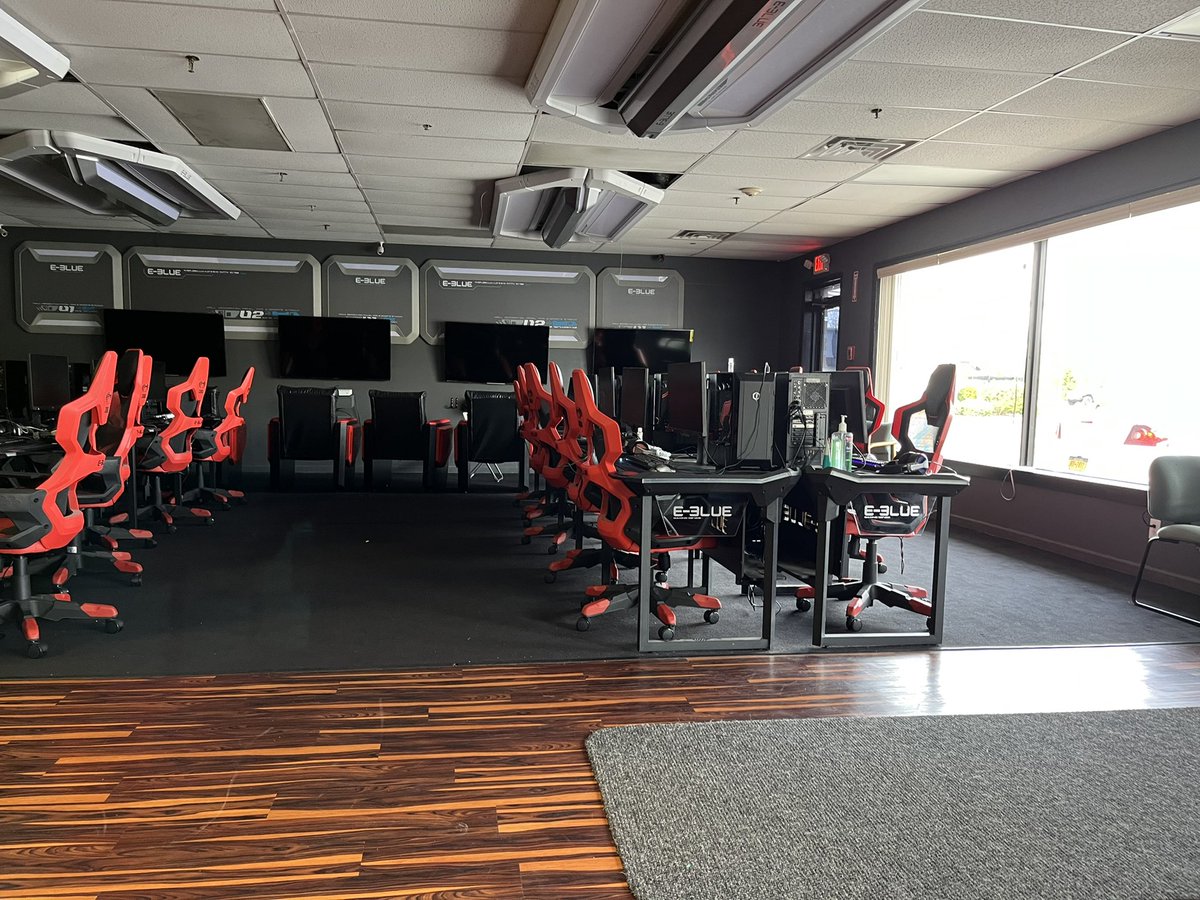Cyanoticsenku's tweet photo. For any Long Island #FGC starting today. I’m gonna try to get locals running in suffolk at @ELegendsGaming gonna bring a setup of KOF XV and Strive. Gonna try to do thursdays 6-10 pm. Will be tryna work with the owner to get this off the ground. Come hang out place is mad nice. https://t.co/ZevgS41ml5