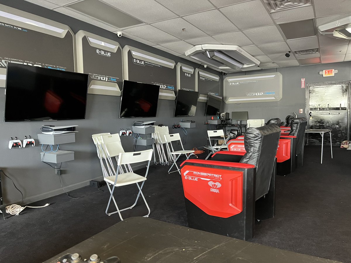 Cyanoticsenku's tweet photo. For any Long Island #FGC starting today. I’m gonna try to get locals running in suffolk at @ELegendsGaming gonna bring a setup of KOF XV and Strive. Gonna try to do thursdays 6-10 pm. Will be tryna work with the owner to get this off the ground. Come hang out place is mad nice. https://t.co/ZevgS41ml5