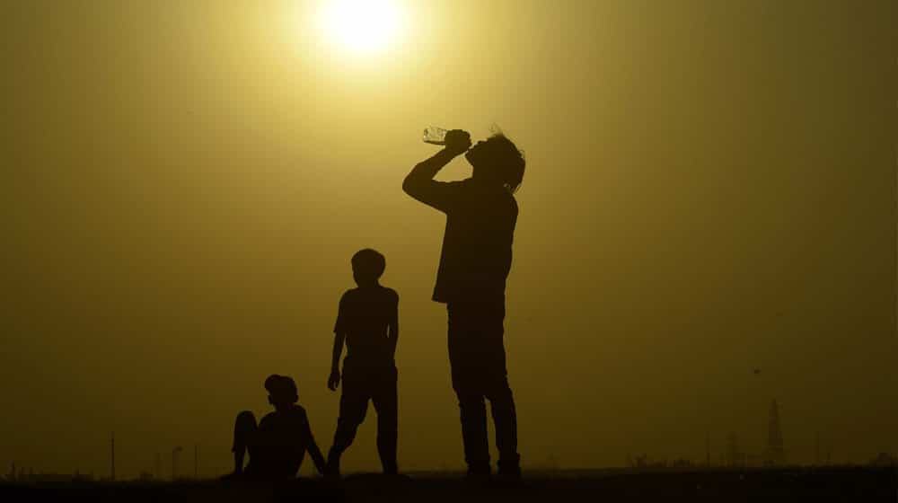 Asmat_ICTP's tweet photo. 5 Pakistani 🇵🇰 Cities Named Among Top Hottest Places in the World Today.
1- Jacobabad: 49.4°C
2- Sibi: 48.4°C
3- Multan: 47.2°C
4- Khanpur: 47°C
5- Rohri: 46.7°C 

#HeatWaves #HeatwaveInPakistan https://t.co/mfnBJbixcw