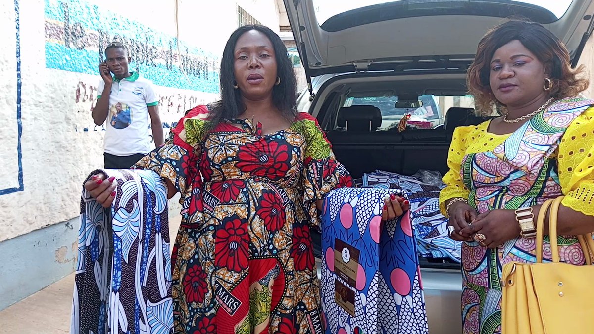 TLupata's tweet photo. Mme Julie Lupata a rendue visite ce jeudi 12/05/2022 à la ligue des femmes de la fédération UDPS/LUBUMBASHI accompagnée de la coordination DTL pour faire une donation de 100 pièces des pagnes aux mamans de la fédération UDPS/LUBUMBASHI 1/3 https://t.co/DFBpLpWnLK