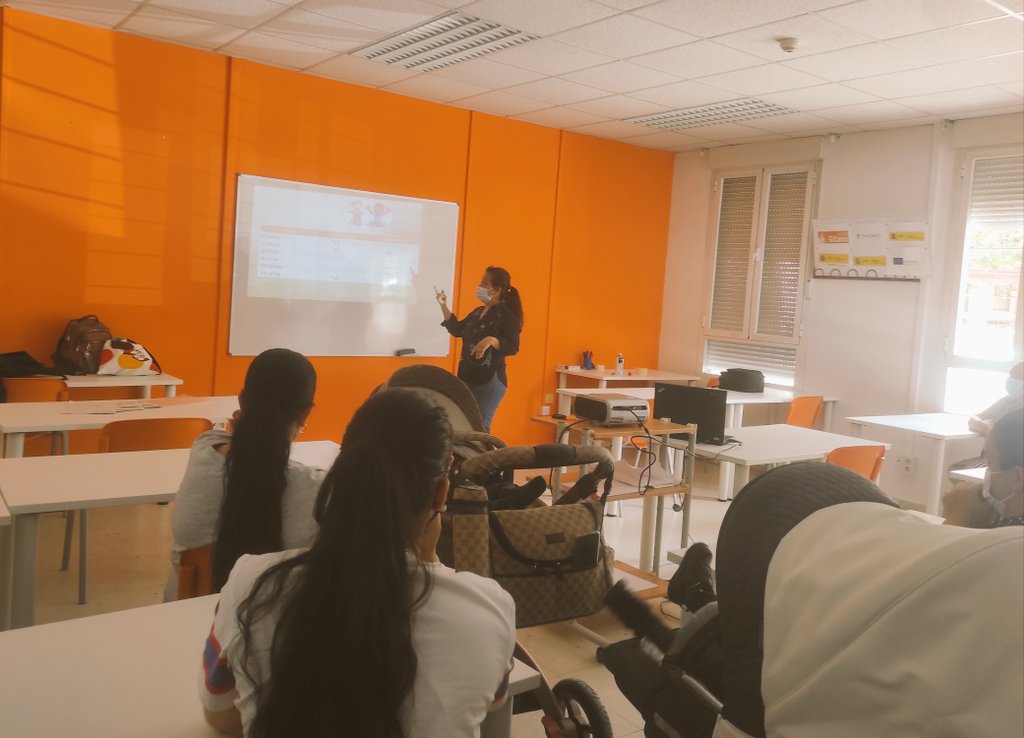 Terminamos con nuestra pediatra las sesiones de Educación para la Salud con el grupo de madres de la Fundación Secretariado Gitano <a href="/gitanos_org/">F.SecretariadoGitano</a>... Gracias por vuestra labor en el barrio!!! #CarabanchelTeCuida