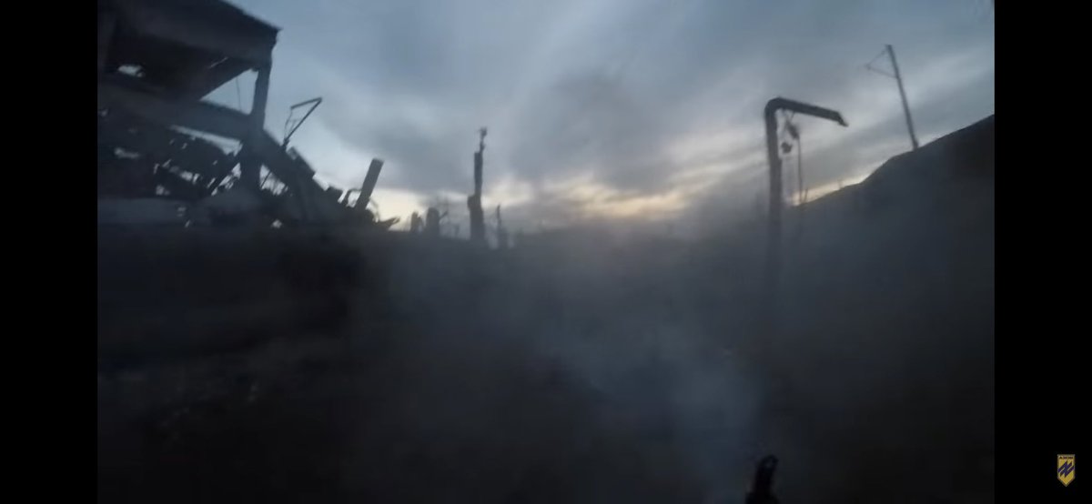 azov_media's tweet image. Полк «Азов» робить неможливе.
На 78ий день повномасшатбної війни, не зважаючи на вкрай складну обстановку, нестачу боєприпасів та велику кількість поранених - бійці полку &quot;Азов&quot; продовжують вибивати ворога з раніше захоплених ним позицій на &quot;Азовсталі&quot;👇🏼

youtu.be/zk7VuelCIgQ