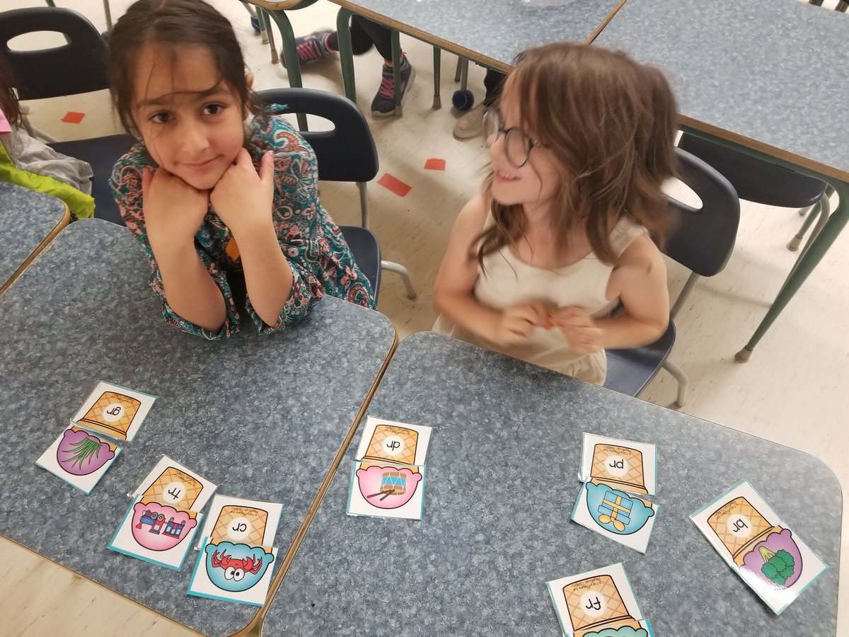 DHSCotton's tweet photo. Grade ones continue to work on initial blends during Harkness Hour. Students are practicing decoding words by chunking and blending the first two sounds in each word.  #dhscbe #wearecbe @DHSEngelman https://t.co/MBsHuKBBWz