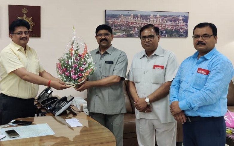 नार्दन रेलवे मल्टी स्टेट कोऑपरेटिव बैंक के चुनाव में राकेश कनोजिया सभापति, बी एस यादव उपसभापति के साथ ही रिकी सिंह, हरिशंकर, देव कुमार निदेशक चुने गए ! नवनिर्वाचितो को महामंत्री शिवगोपाल मिश्रा और मंडल मंत्री आर के पांडेय, अध्यक्ष विभूति मिश्रा ने बधाई दी है !
<a href="/RailwayNorthern/">Northern Railway</a>