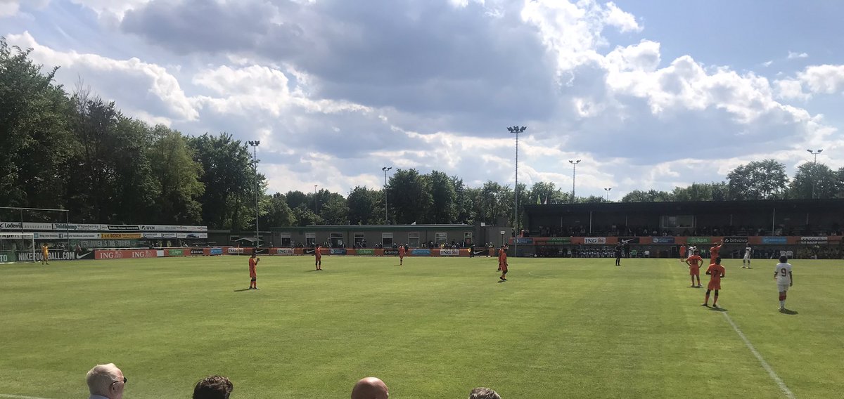 CsBerg_Muda's tweet photo. Vandaag op één van de mooiste grasmatten die ik sinds maanden gezien heb, op het veld van @owios een prima @KNVB @OnsOranje O14 hun 2e wedstrijd tegen Turkije overtuigend met 3-1 zien winnen. Oftewel weer een mooi stel talenten die er aan komen. https://t.co/E4mS7NCjQ5