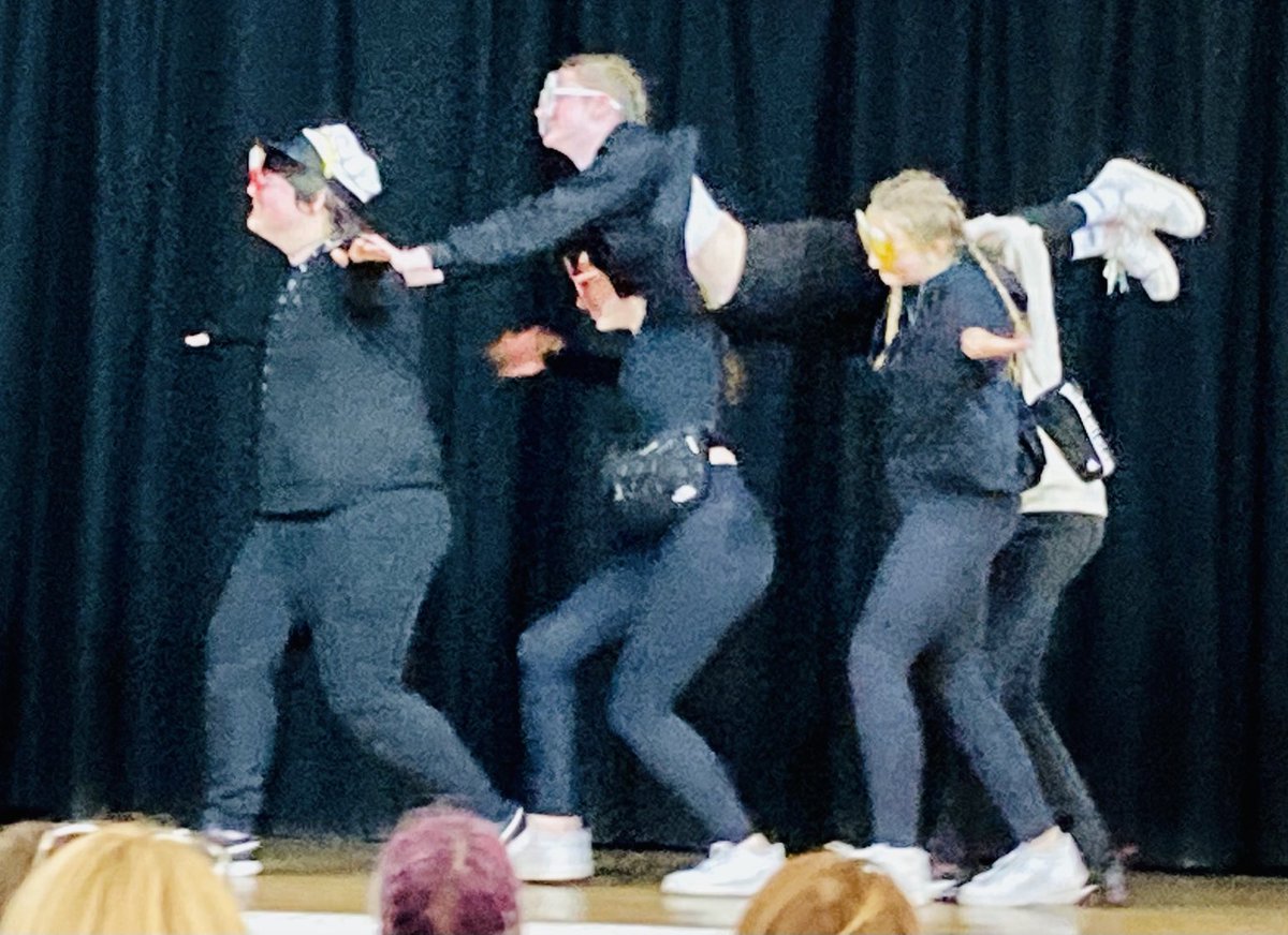 peachybirt's tweet photo. After a day of teenage angst and hard work, I needed this to lift my spirits👇🏽 wonderful, talented Y10 students 👏🏽👏🏽#Y10dramaperformance ⁦@TeamFHES⁩ ⁦@Townsend_drama⁩ 💙🤍💙🤍 https://t.co/tcGFjRQ5d5