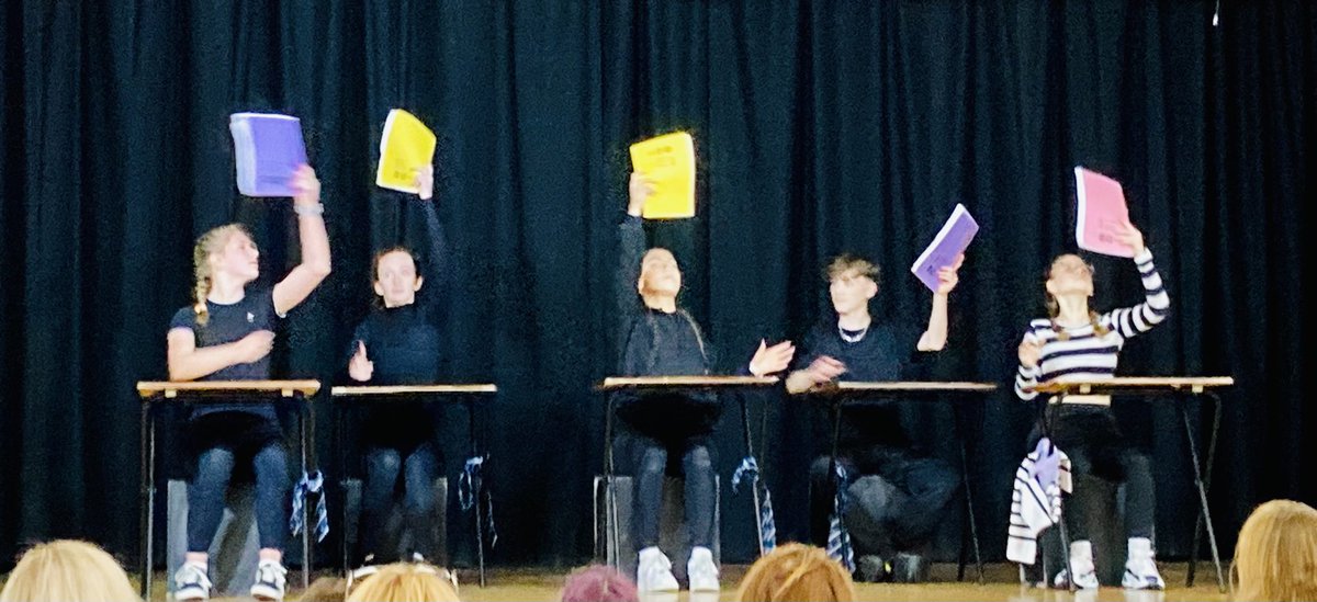 peachybirt's tweet photo. After a day of teenage angst and hard work, I needed this to lift my spirits👇🏽 wonderful, talented Y10 students 👏🏽👏🏽#Y10dramaperformance ⁦@TeamFHES⁩ ⁦@Townsend_drama⁩ 💙🤍💙🤍 https://t.co/tcGFjRQ5d5