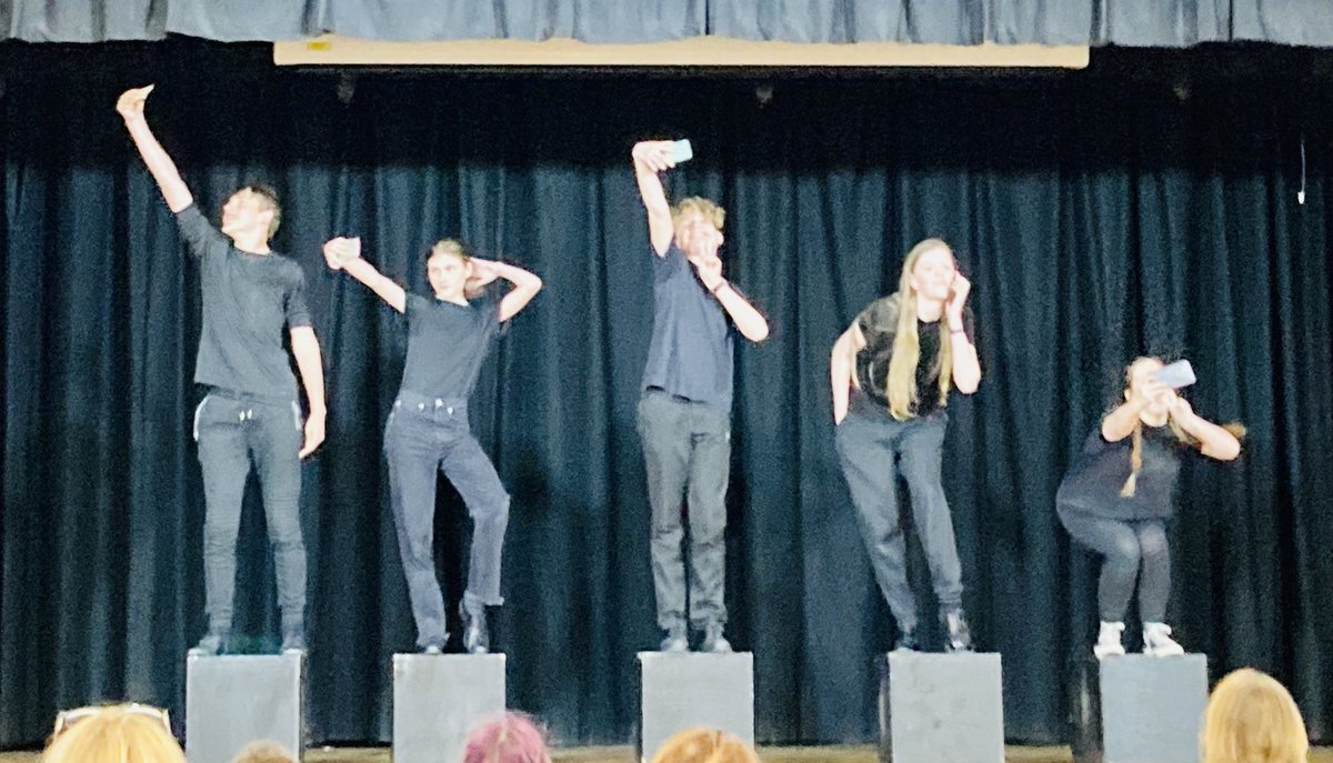 peachybirt's tweet photo. After a day of teenage angst and hard work, I needed this to lift my spirits👇🏽 wonderful, talented Y10 students 👏🏽👏🏽#Y10dramaperformance ⁦@TeamFHES⁩ ⁦@Townsend_drama⁩ 💙🤍💙🤍 https://t.co/tcGFjRQ5d5