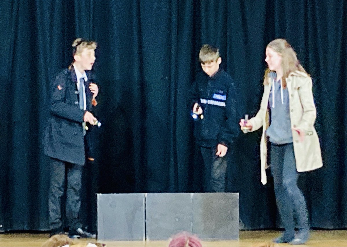 peachybirt's tweet photo. After a day of teenage angst and hard work, I needed this to lift my spirits👇🏽 wonderful, talented Y10 students 👏🏽👏🏽#Y10dramaperformance ⁦@TeamFHES⁩ ⁦@Townsend_drama⁩ 💙🤍💙🤍 https://t.co/tcGFjRQ5d5