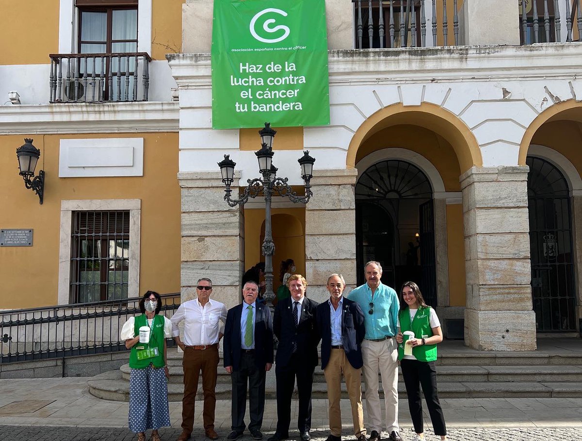 CsBadajoz's tweet photo. 🍊Hoy nuestro alcalde @BarreraGragera y nuestros concejales, @CuruenaF e #HitosMogena, han ondeado la #BanderaContraelCáncer y colaborado por el Día de la Cuestación de la AECC.

👉🏼 Colabora, juntos podemos impulsar la investigación contra el cáncer. https://t.co/rtE677vAmL