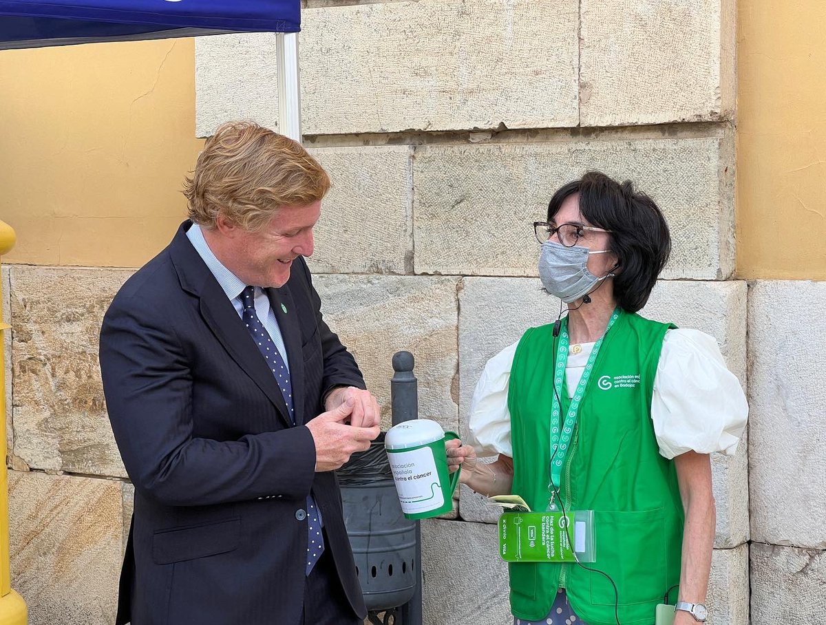 CsBadajoz's tweet photo. 🍊Hoy nuestro alcalde @BarreraGragera y nuestros concejales, @CuruenaF e #HitosMogena, han ondeado la #BanderaContraelCáncer y colaborado por el Día de la Cuestación de la AECC.

👉🏼 Colabora, juntos podemos impulsar la investigación contra el cáncer. https://t.co/rtE677vAmL
