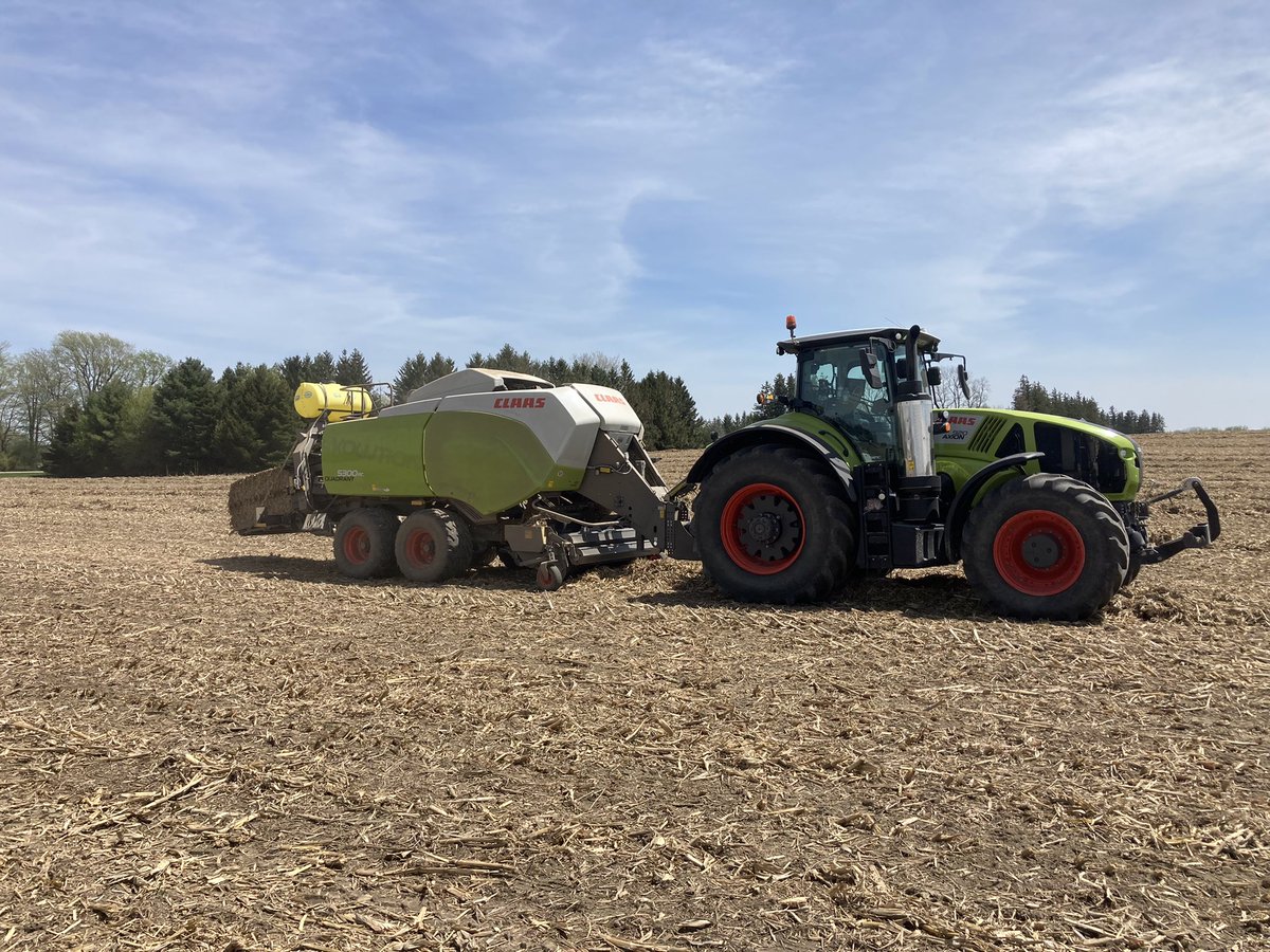 WalterDeKruyff's tweet photo. Baling up a few corn stalks today @GJHarvest @CLAAS_America https://t.co/ND5K0bWdtO