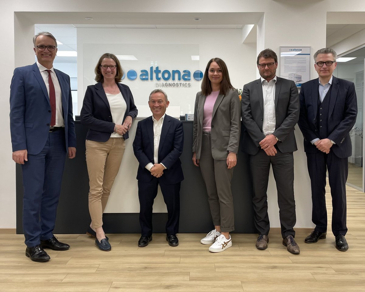 HH_BWI's tweet photo. #LifeScienceTour - Staatsrat Andreas Rieckhof besucht altona Diagnostics. Das Unternehmen entwickelt In-vitro-Diagnostiktests zum DNA-basierten Nachweis von Krankheitserregern wie Viren, Bakterien oder Parasiten. @LifeScienceNord Mehr hier: https://t.co/YXVA5UwAJL https://t.co/ufxyrFbbMT