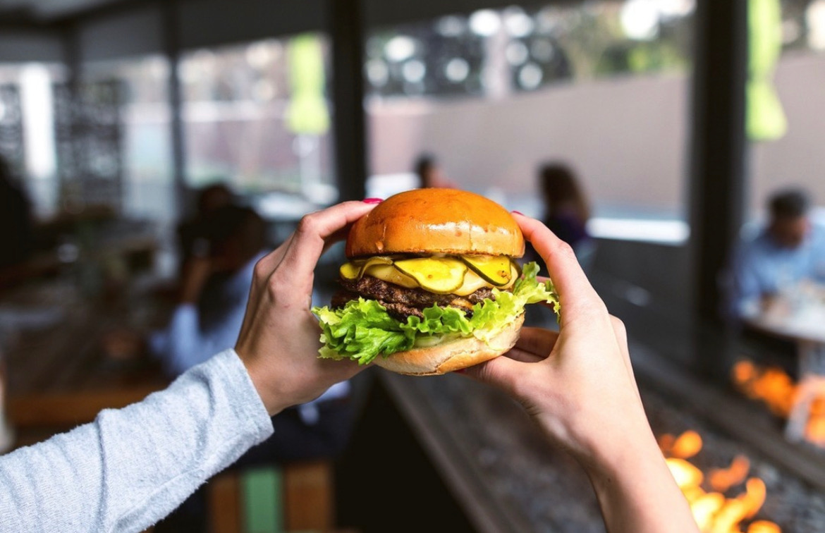 Every day is burger day! 🍔 Eat your next meal at <a href="/sloanescorner/">sloanescorner</a> for some hearty American cuisine. Life's too short to miss out on double cheeseburgers!  

📸 : <a href="/sloanescorner/">sloanescorner</a>