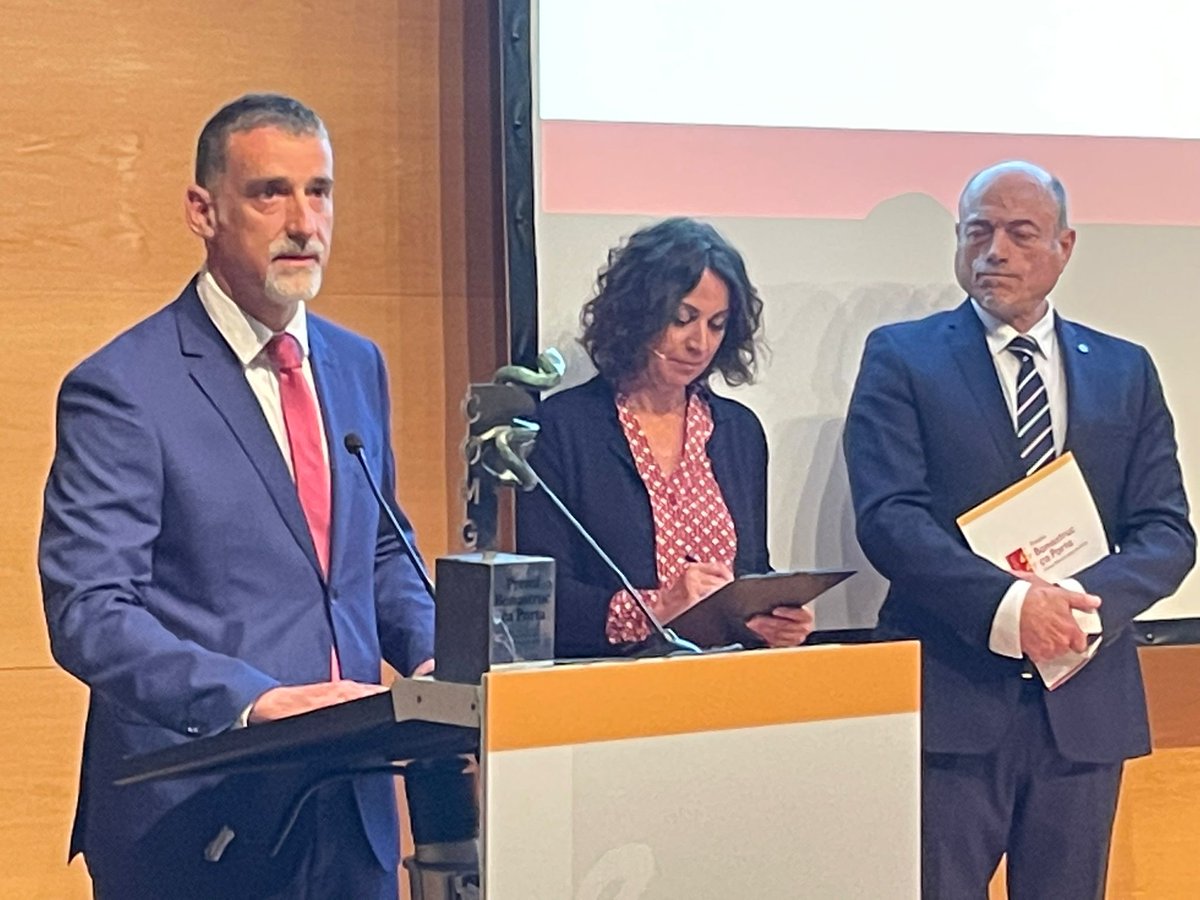 htrueta's tweet photo. 👏👏👏👏🏆  Premi #BonastrucçaPorta2022 del @COMGirona pel Servei de #Neurologia #htrueta - #HStaCaterina @iasgirona
pel seu model organitzatiu de treball en equip i multidisciplinari i per la seva tasca de docència i de recerca. Enhorabona a tot l'equip!! https://t.co/Gr8pR6wXFW
