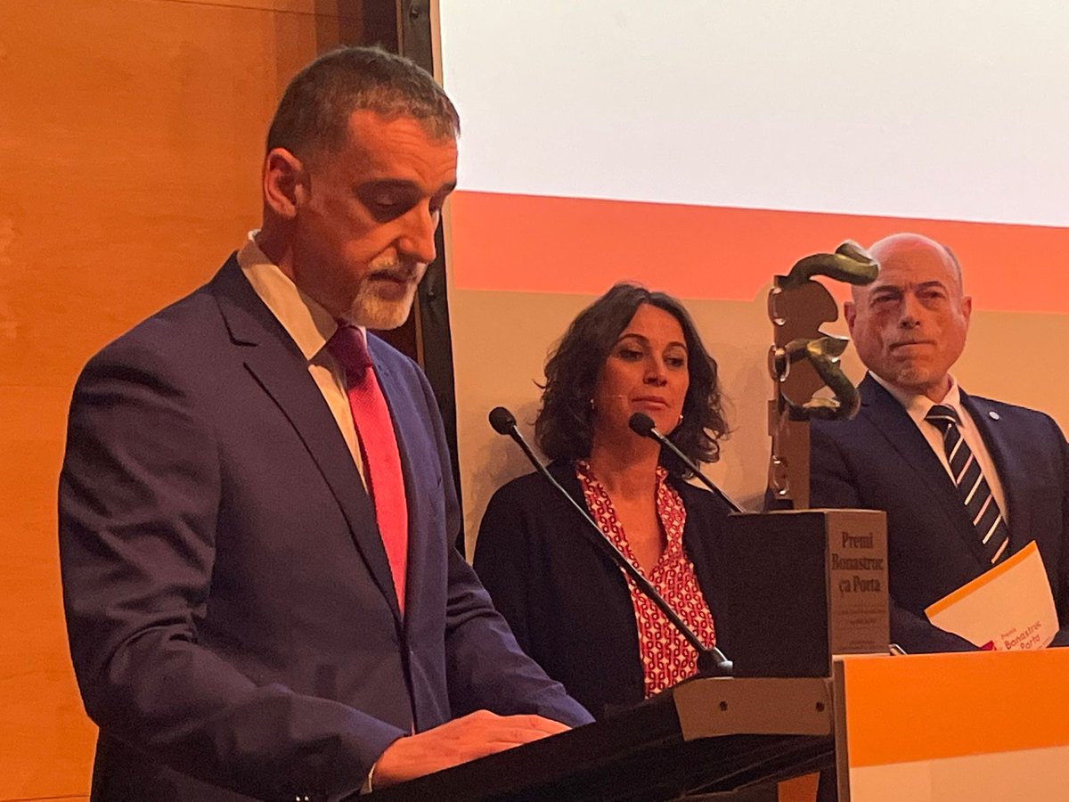 htrueta's tweet photo. 👏👏👏👏🏆  Premi #BonastrucçaPorta2022 del @COMGirona pel Servei de #Neurologia #htrueta - #HStaCaterina @iasgirona
pel seu model organitzatiu de treball en equip i multidisciplinari i per la seva tasca de docència i de recerca. Enhorabona a tot l'equip!! https://t.co/Gr8pR6wXFW