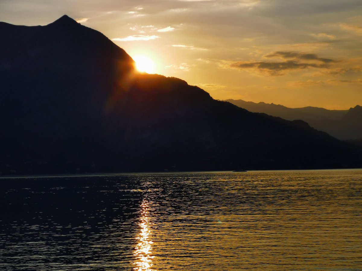 Celticirish7's tweet photo. Sunset over the lake 💚🍀❤️❤️❤️ https://t.co/mvU3ZucznC