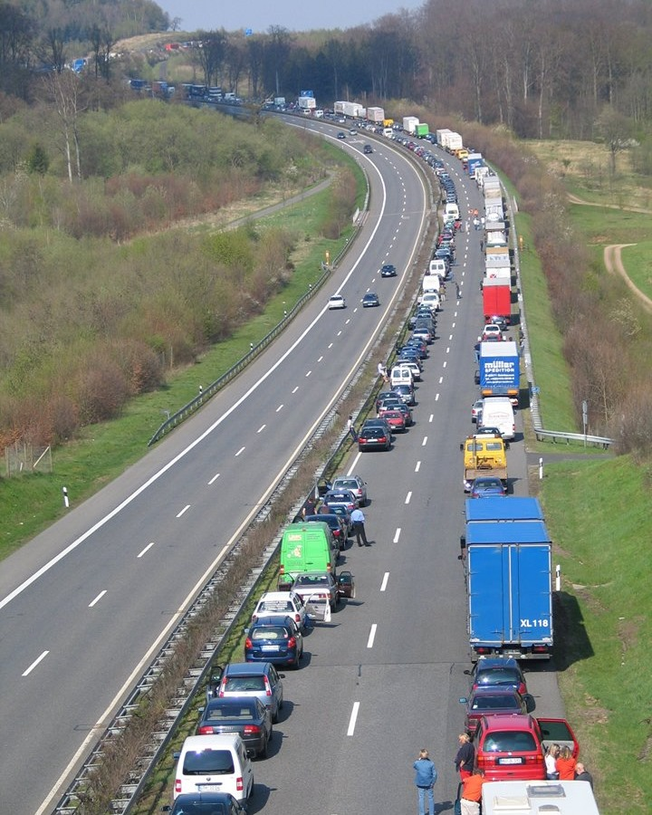 Cuando el tráfico se detiene por completo en Alemania, los conductores (por ley) deben moverse hacia el borde de cada lado para crear un carril abierto para los vehículos de emergencia.
