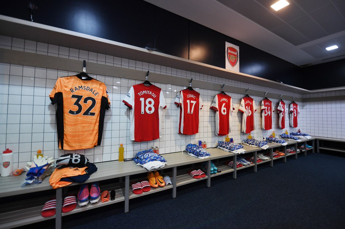 Arsenal's tweet photo. 🔎 Inside the dressing room... 

How are we feeling ahead of kick-off, Gooners? 🤔 

#TOTARS https://t.co/jzYzUmrpk4