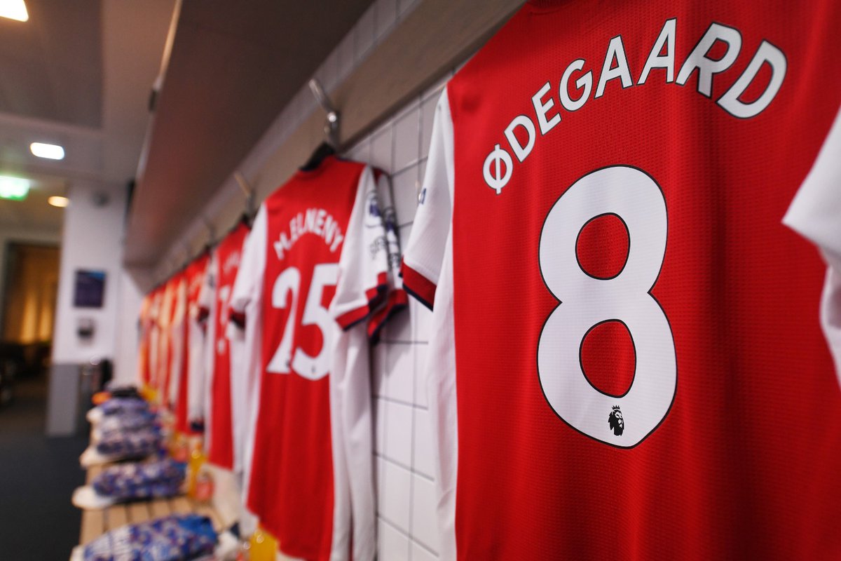 Arsenal's tweet photo. 🔎 Inside the dressing room... 

How are we feeling ahead of kick-off, Gooners? 🤔 

#TOTARS https://t.co/jzYzUmrpk4