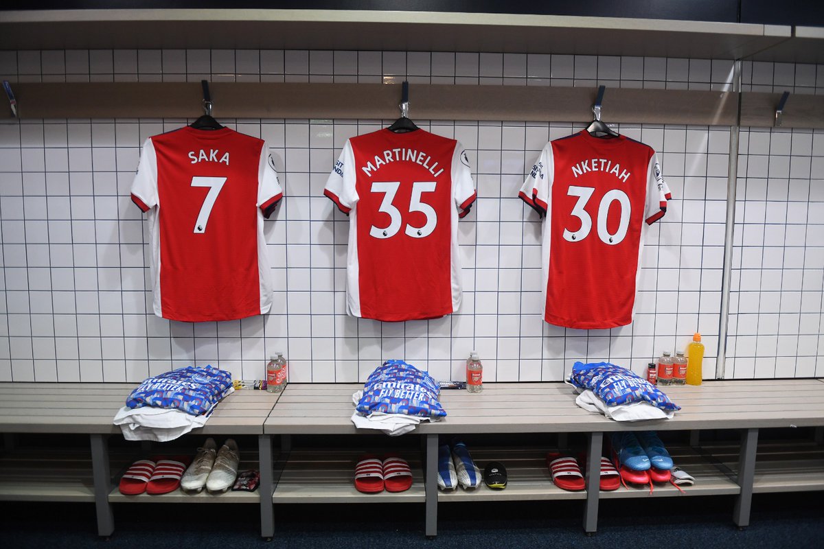 Arsenal's tweet photo. 🔎 Inside the dressing room... 

How are we feeling ahead of kick-off, Gooners? 🤔 

#TOTARS https://t.co/jzYzUmrpk4