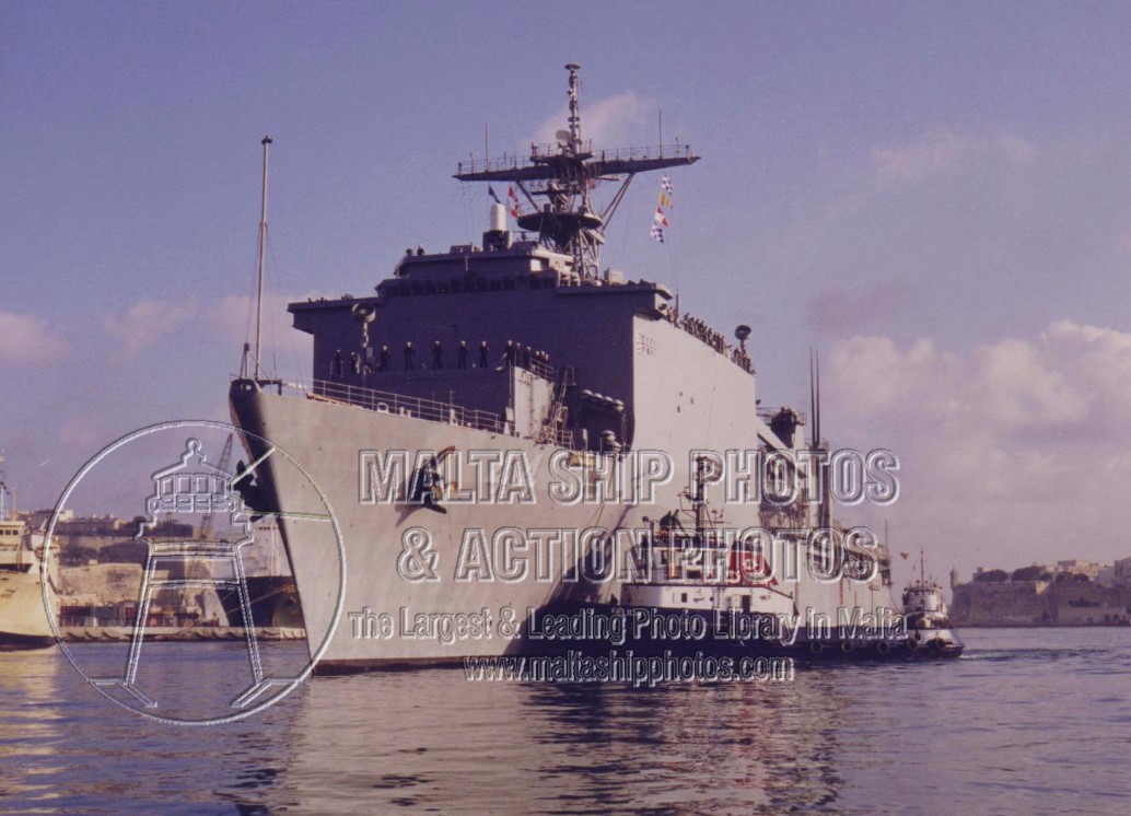 Shipguru's tweet photo. #USNavy #DockLandingShip #LSD44 #USS #GUNSTON_HALL #entering at #grandharbourmalta with #TugMalta #tugs #CETTA and #FELICA - 30.12.1994 - https://t.co/nfgboxc3g3 - NO PHOTOS can be used or manipulated without our permission https://t.co/cbGsmBYU0A