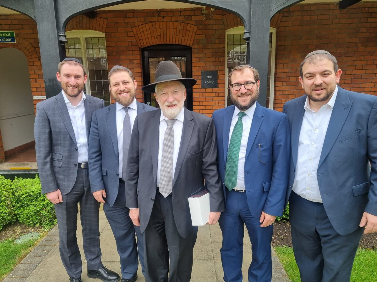 RabbiKurzer's tweet photo. What a zechus! Rabbeinu visiting London from @YeshivaLink https://t.co/SioVG3POlX https://t.co/ojMcdDHebI
