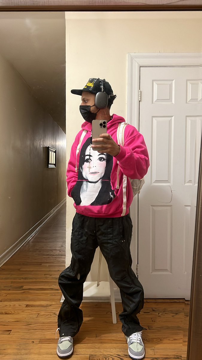 dimelojc's tweet photo. wiggly pants. https://t.co/bs6ZtPoyC6
