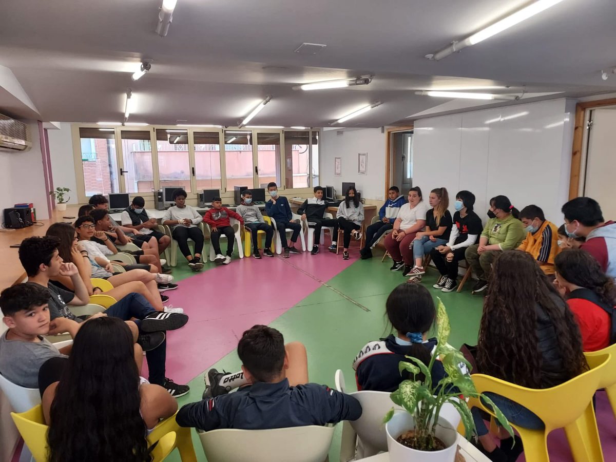 Sortim d’una pandèmia i sabem com als i les joves sovint els costa venir, per això ens emociona molts que, de tant en tant, a l’Espai Jove no s’hi càpiga. Ens encanta veure-us ❤️