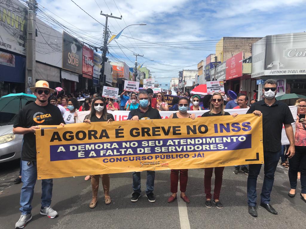 resistencesol's tweet photo. #SOSINSS Caminhada na rua São Pedro após ato conjunto com os servidores municipais na praça da prefeitura de Juazeiro do Norte-CE https://t.co/sbER09LvLk