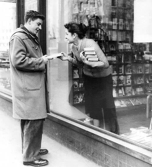 literlandweb1's tweet photo. La magia de los libros depende de la magia de los lectores. 
📷Librería en Londres, 1956 https://t.co/np8jp9Fufg