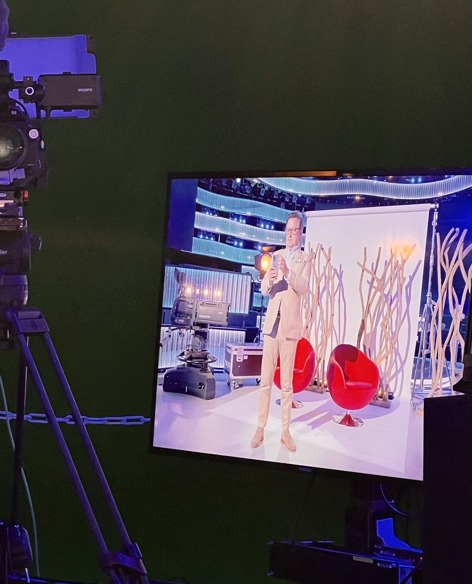 Qwenteen's tweet photo. On prépare quelque chose de cool avec le @Club_Annonceurs sur le plateau du @CanalFootClub 😉 #créativité #brandprojection #pub https://t.co/CK8HMEBTpK