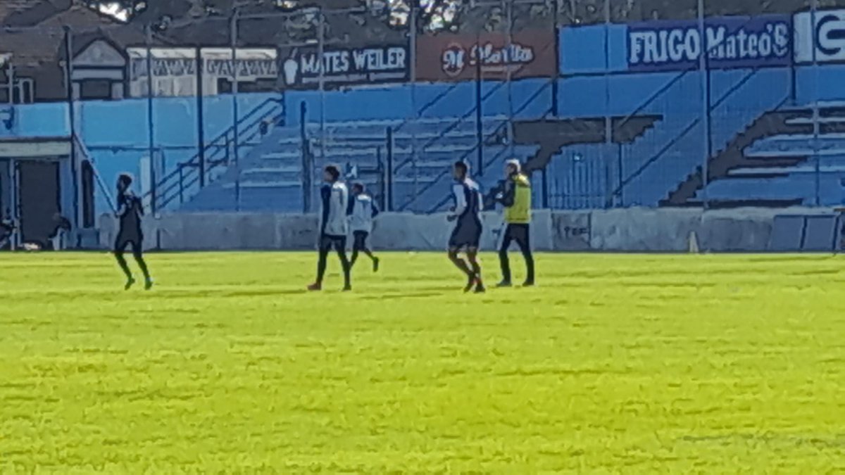 pasion_gasolera's tweet photo. ▶️Entrenamiento.
JUEVES de Futbol!  en el Beranger. Probando variantes, Souto de volante y Agustín Sosa de 3. https://t.co/42OlJ42eRh