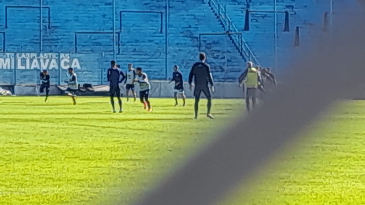 pasion_gasolera's tweet photo. ▶️Entrenamiento.
JUEVES de Futbol!  en el Beranger. Probando variantes, Souto de volante y Agustín Sosa de 3. https://t.co/42OlJ42eRh