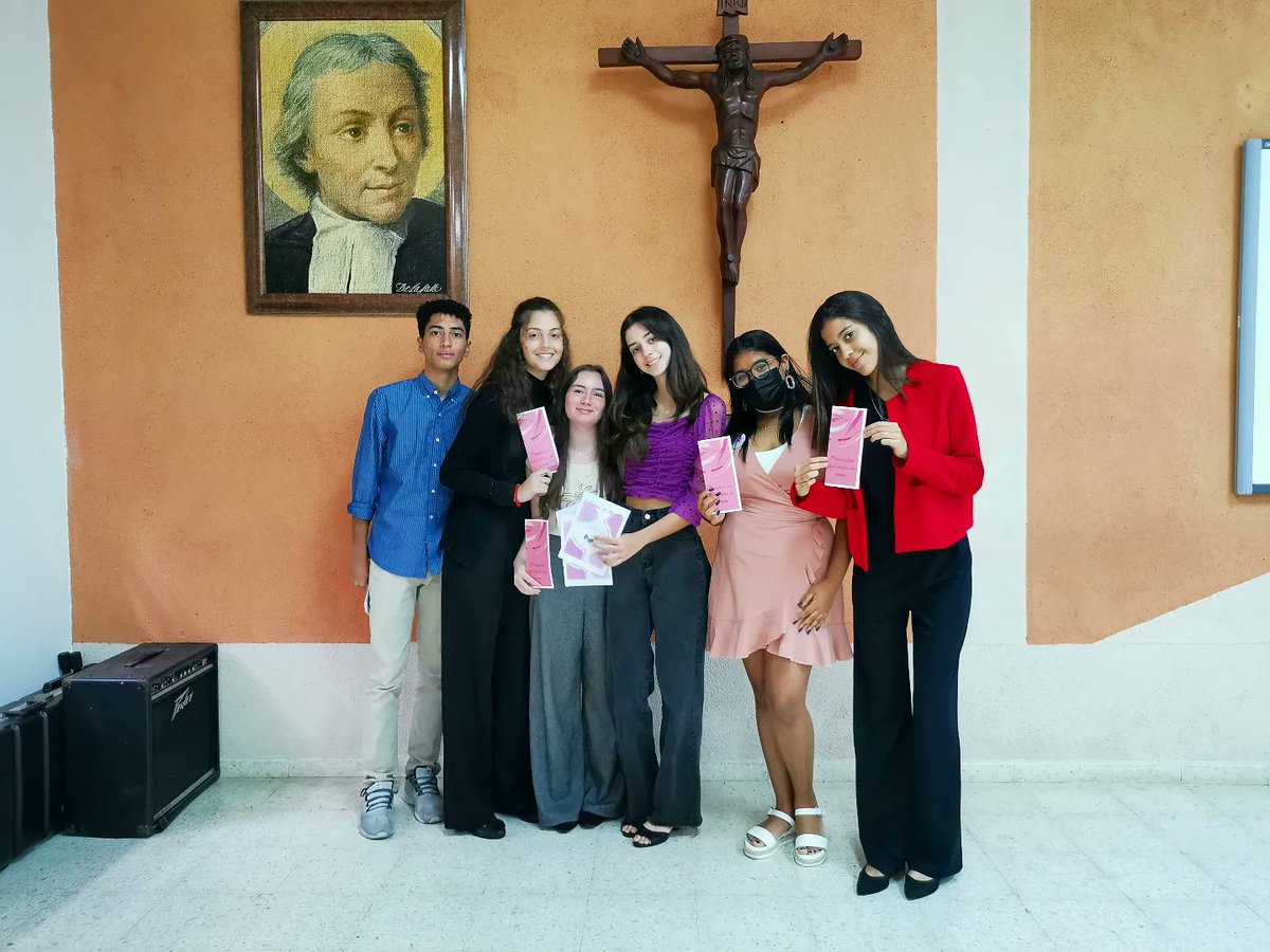 Estudiantes de S4, de la optativa Ciencia y Tecnología 🧫🔬👨‍⚕️👩‍⚕️, presentan proyectos de conocimiento y prevención de enfermedades. Crearon perfiles de redes sociales como medios de comunicación y concientización.

#SomosLaSalle 
#DominicanoDLS 
#LaUtopíaUnSueñoPosible