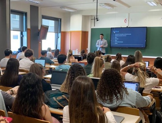 AktionLegal's tweet photo. 🗣️Ayer nuestro compañero @pviedmac_, participó como docente en la masterclass de Law &amp; Tech para los estudiantes de 1ºde grado de la @uchceu, donde se habló sobre:

📌 Personalidad y protección de datos 
📌 Privacidad 
📌 Web3
📌 Blockchain 
📌 Tokens
📌 Identidad descentralizada https://t.co/rMwGxPivki