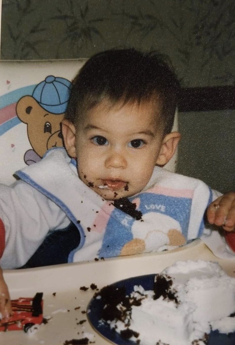 instapathbio's tweet photo. We asked; you answered! We received the most adorable "before they were doctors" pictures for #WaybackWednesday. Now it's time we return the favor for #ThrowbackThursday. Here is our co-founder David on his 1st birthday! (He still eats like that BTW).
#PathTwitter #babiesinSTEM https://t.co/XUQNul1dMn