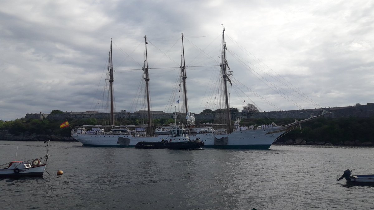 #AHORA El buque-escuela de la Armada del Reino de España, Juan Sebastián de Elcano es recibido en el puerto de La Habana.