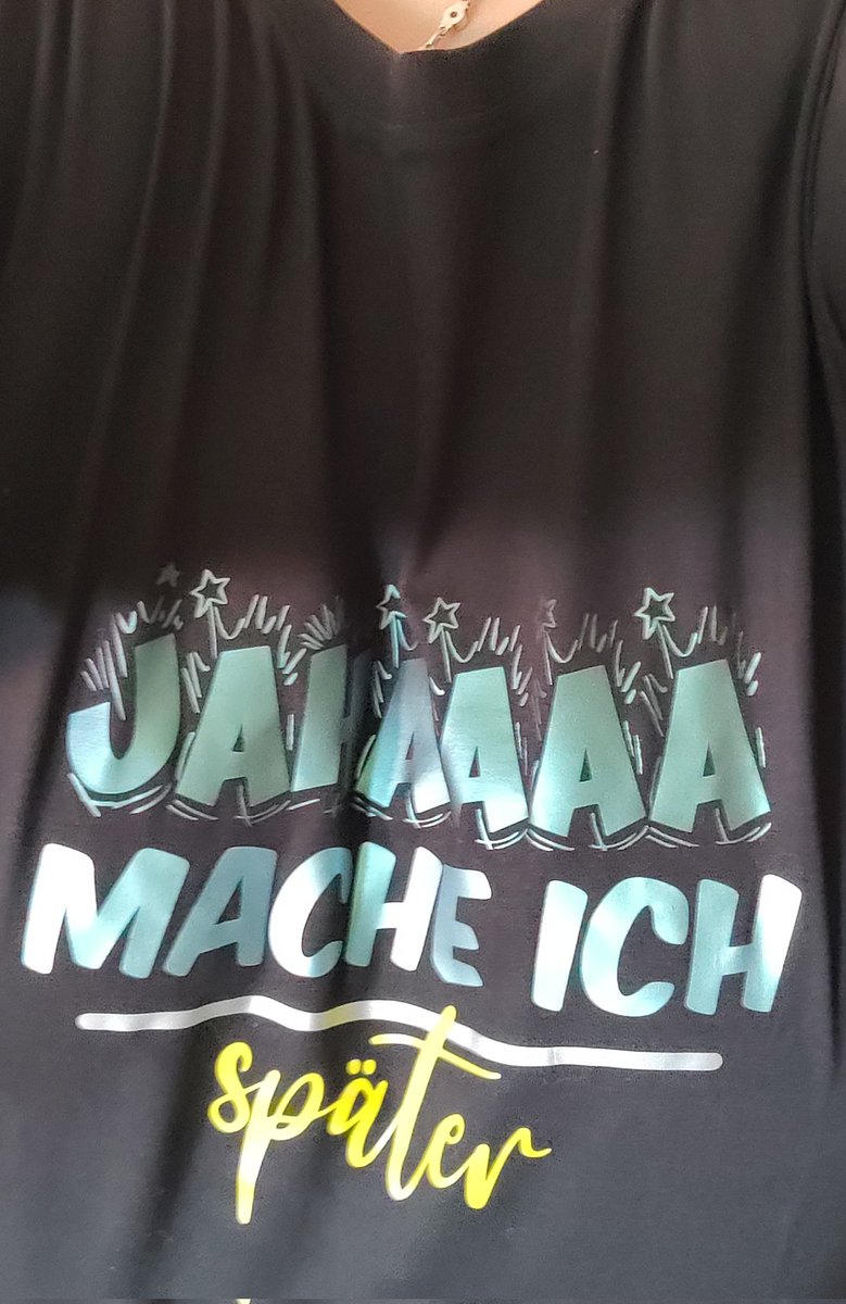 FlamingoRonny's tweet photo. Ein bisschen fluchen, a little bit of sass und, janz wichtig: Mando 🥰
Ich hab die T-Shirts schick dank #notdrowning 💜 https://t.co/dGhHOArujT